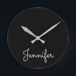 Relógio Redondo Nome pessoal personalizável, Nome pessoal<br><div class="desc">Nome pessoal personalizável, Nome pessoal, monograma, Jennifer, nomes caligráficos, iniciais, presentes de aniversário</div>