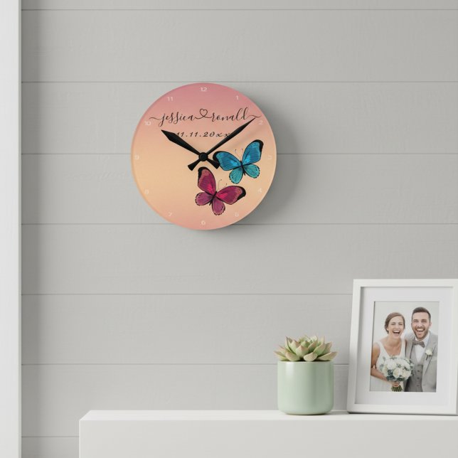 Relógio Redondo Nomes e Data Presente de Casamento Personalizado D (Stylish personalized wall clock for newlyweds. Rose gold chic and delicate butterflies.)