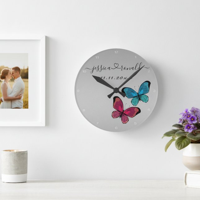 Relógio Redondo Nomes em Cinza Prateado Data Presente de Casamento (Personalized wall clock with newlywed's names and wedding date. Plus a lovely butterflies bonus!)