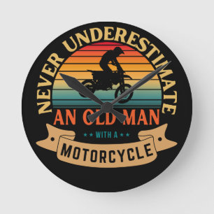 Relógio Redondo Nunca subestime um homem velho com uma motocicleta