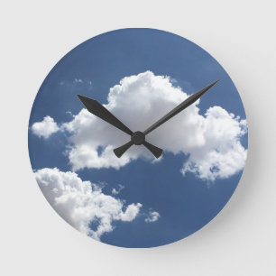 Relógio Redondo Nuvens em um Céu Azul