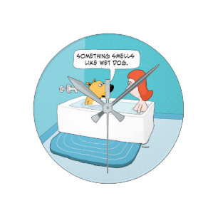 Relógio Redondo O cão engraçado na cuba observa o cheiro molhado