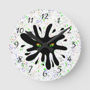 Relógio Redondo Olhos de Gato olhando para um Blob Preto