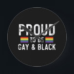 Relógio Redondo Orgulhoso De Ser Gay E Preto<br><div class="desc">Orgulhoso de ser Gay e gay preto, lgbt, preto, gay, orgulho, presente, engraçado, lqbtq, amor, bissexual, transgênero, rainha, protesto, preto, arco-íris, azul, bandeja, bi, trans, filha gay, presentes</div>