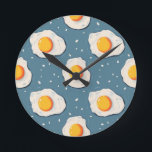 Relógio Redondo Ovos secos em azul<br><div class="desc">Um padrão de ovos fritos frescos em um fundo azul-céu. Bom dia café da manhã :)</div>