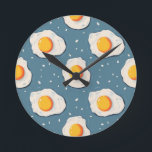Relógio Redondo Ovos secos em azul<br><div class="desc">Um padrão de ovos fritos frescos em um fundo azul-céu. Bom dia café da manhã :)</div>