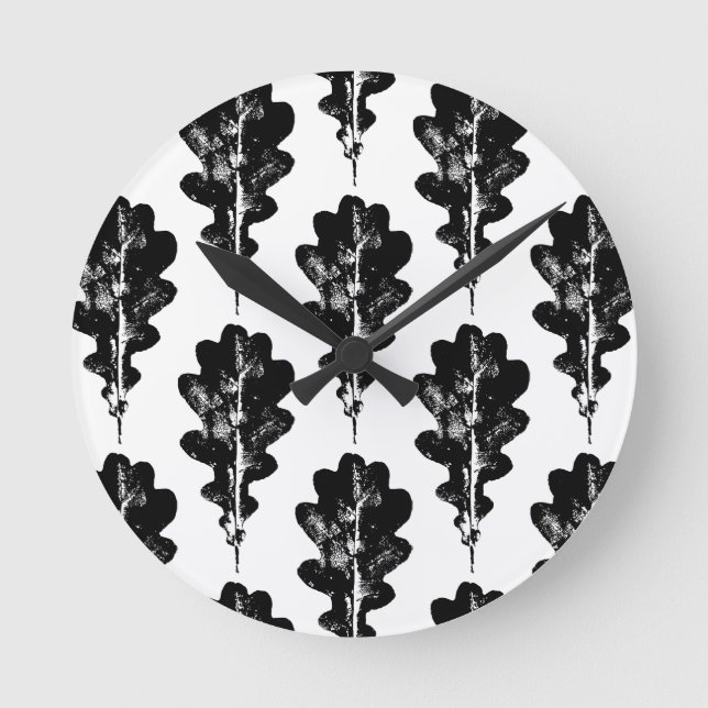 Relógio Redondo Padrão de Impressão de folha de carvalho preto e b (Frente)