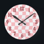 Relógio Redondo Padrão do Verificador de Ondas Retro Branco Cor-de<br><div class="desc">Outro relógio feminino de JessicaAmber - pergunte sobre pedidos personalizados! Este relógio de parede bonito apresenta um design de prancha de xadrez branco e rosa pastel. O padrão tem uma distorção ondulante nele, dando uma vibração divertida e jovem. Números cor-de-rosa escuro alinham a borda, em uma fonte ranhosa. Ajustados em...</div>