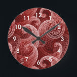 Relógio Redondo Padrão Exótico de Paisley Vermelho<br><div class="desc">Um lindo motif paisley mostrado aqui em tons vermelhos ricos é uma escolha versátil para muitos estilos de decoração. A design paisley rastreia suas origens de volta à Pérsia e à Dinastia Sassanid, período que se estende por volta de 221AD. Sua forma distinta, comparada variadamente a uma gota de lágrimas,...</div>