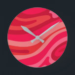 Relógio Redondo Padrão Vermelho Rosa Artsy<br><div class="desc">Este Relógio Redondo de Padrões Vermelhos Cor-de-Rosa Elegante faz deste relógio um acessório de parede divertido e excitante. O padrão ondulado é uma mistura fabulosa de matizes brilhantes e saturados que criam um fazer de padrão de onda atraente que parece um planeta vermelho. Faz um excelente um belo sotaque para...</div>