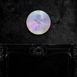 Relógio Redondo Palhaço de Maçal de Fada Holográfica e Pastel<br><div class="desc">Decoração de fantasia verde, púrpura e cor-de-água pálida, azul-arco-íris, verde, púrpura e cor-de-rosa, apresentando um vestido de diamante brilhante com asas de fadas da princesa de luxo mística e mística. O design inclui um vestido de bola cintilante encantado com asas de píxias mágicas etéreas perfeitas para adicionar um pop de...</div>