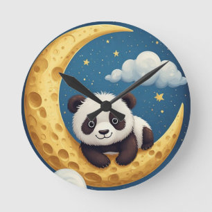Relógio Redondo Panda Fofo Sentado numa Lua Crescente Dourada