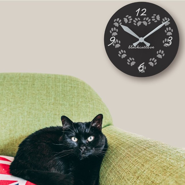 Relógio Redondo Pata de Gato Preto Imprimir Cardíaco Personalizado (If you love black cats, you can add your cat's name or your own to this cute paw print heart clock)