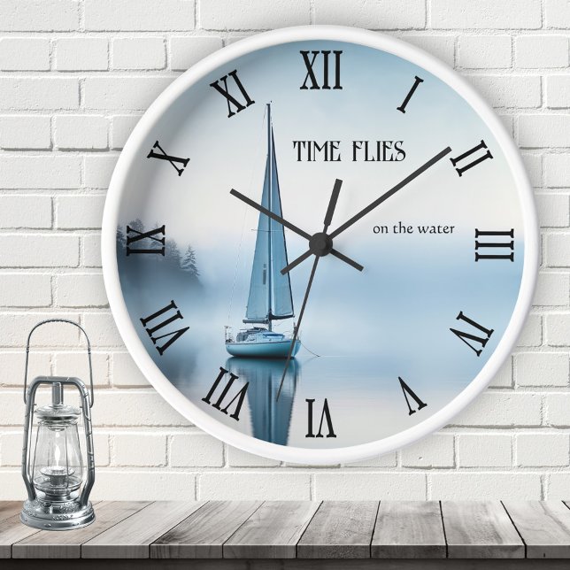 Relógio Redondo Paz Náutica em veleiro (Peaceful nautical wall clock featuring a painting of a sailboat on calm water - sailor - beach house)