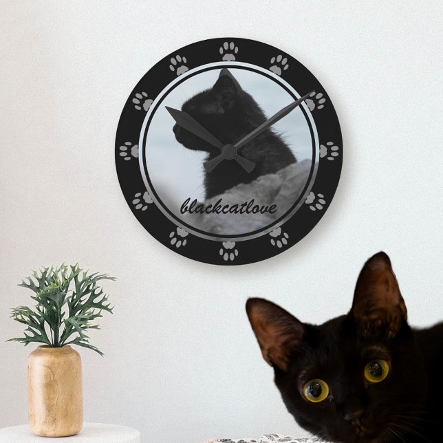 Relógio Redondo Pet Photo Black Cat Name Paw Print Wall Clock (Let your black cat silently judge you as you check what time it is.)