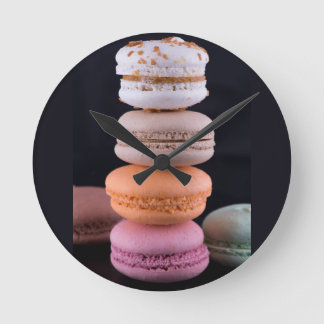 Relógio Redondo Pilha colorida de Macarons Franceses