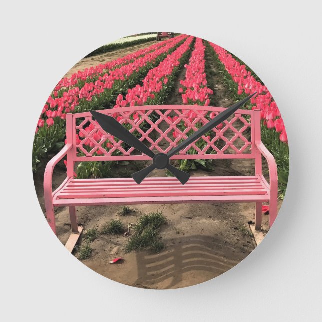 Relógio Redondo Pink Bench with Pink Tulips (Frente)