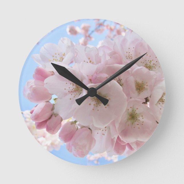 Relógio Redondo Pink Blossoms Blue Sky. (Frente)