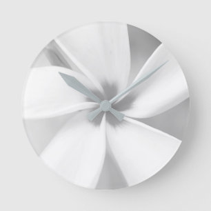 Relógio Redondo Plumeria - Retrato de Macro Preto e Branco