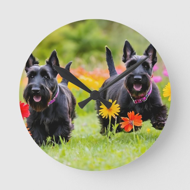 Relógio Redondo Prances Scottish Terriers em erva e flores (Frente)