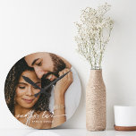Relógio Redondo Presente de Foto Personalizado de Amor Moderno e E<br><div class="desc">Mantenha memórias em amor eterno e sem fim com este relógio de parede de foto com escrita moderna. Um presente perfeito para todas as ocasiões,  incluindo a época de Natal.</div>
