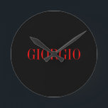 Relógio Redondo Preto Vermelho Seu Nome Minimalista Moderno Pessoa<br><div class="desc">Design moderno profissional simples.</div>