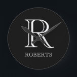 Relógio Redondo Pulso de disparo personalizado com inicial e nome<br><div class="desc">Pulso de disparo de parede personalizado na moda.</div>