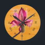 Relógio Redondo Púrpura Orquídea-d-água - cor laranja-pop<br><div class="desc">A partir da pintura de aquarela original de Sacha Grossel, de um design de flor de aquarela roxa, sobre um pop de cor laranja brilhante, fundo de arte pintado de cor clara. Este design vibrante foi inspirado por climas florais tropicais e é um tipo botânico que encontra o estilo de...</div>
