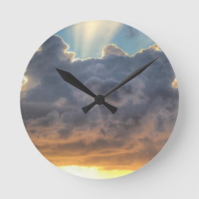 Relógio Redondo Raios do por do sol de luz através das nuvens (Frente)