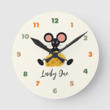 Rato pequeno com queijo