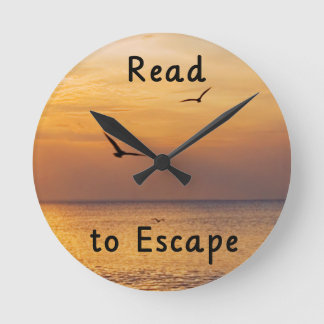 Relógio Redondo Read to Escape Wall Clock | Book Lover Quote