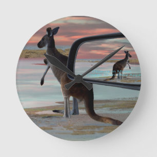 Relógio Redondo "Reflexões da Natureza: Um canguru na Praia