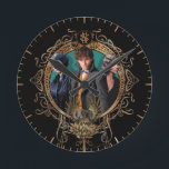 Relógio Redondo Retrato do ouro Newt, Tina e Leta Art Deco<br><div class="desc">BEASTAS FANTÁSTICOS: OS CRIMES DE GRINDELWALD™ | Veja este retrato art nouveau com PORPENTINA GOLDSTEIN™,  NEWT SCAMANDER™ e Leta Lestrange dentro de um quadro circular de ornamentado. Obtenha este belo gráfico no seu produto Zazzle favorito hoje!</div>