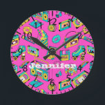 Relógio Redondo Retro 1980s Neon Pink - Padrão de Teal Pop de Arte<br><div class="desc">Relógio personalizável de nomes no tema dos anos 80 e 90,  com itens visuais brilhantes e coloridos como o tocador de cassetes,  cubo de Rubik,  doces,  arranhões,  etc. em cores rosa-quente,  turquesa e amarelas.</div>