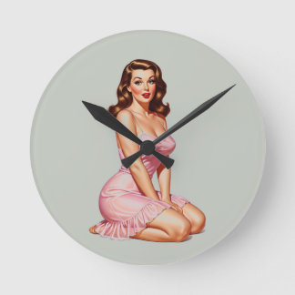 Relógio Redondo Retro Brunette Pin-up Girl in Pink