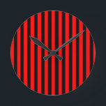 Relógio Redondo Ruby Black<br><div class="desc">Ruby Black é um simples design de listras negras e vermelhas que se encaixa em todas as ocasiões e itens. Esta imagem está disponível em uma variedade de outros produtos,  basta clicar no link abaixo da foto perto de 'Sobre este Design'.</div>