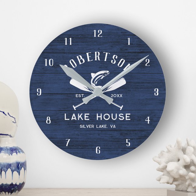 Relógio Redondo Rustic Lake House Nome da Família Blue Wood Clock (Criador carregado)