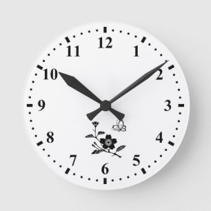 Relógio Redondo Sakura de galho com borboleta voando sobre sakura 