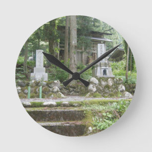 Relógio Redondo Santuário Japonês Sereno na Floresta e Memorial de