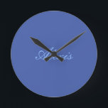 Relógio Redondo Script de Caligrafia Simples Simples Azul<br><div class="desc">Este produto era muito bom e eu adoro quão fácil é para personalizar a design. A design era muito simples,  por isso estou muito satisfeito quando crio.</div>