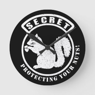 Relógio Redondo Secret Squirrel Patch Protecting Your Nuts