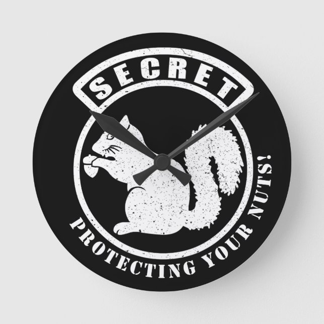 Relógio Redondo Secret Squirrel Patch Protecting Your Nuts (Frente)