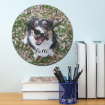 Relógio Redondo Seu Pet Personalizado de Fotografia de Cachorro<br><div class="desc">Personalize com a fotografia do seu próprio cão neste relógio de estimação personalizado e personalize com o seu nome na parte inferior. Um belo presente personalizado para um dono de cachorro ou gato imortalizar seu amor.</div>