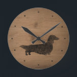 Relógio Redondo Silhouette Dachshund de Cabelo Longo<br><div class="desc">Doxie Silhouette. Por favor,  note que o design de madeira é impresso,  não madeira real.</div>