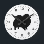 Relógio Redondo Silhouette de Cachorro Pomerano<br><div class="desc">Um relógio popular da Pomerânia para casa ou escritório. Faz um presente original para amantes de Pom. Veja o Doodle World de Jenn para mais relógios decorativos e cães que criem a decoração doméstica.</div>