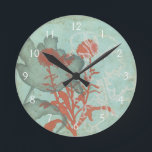 Relógio Redondo Silhueta de Flores Vermelhas em Fundo Teal<br><div class="desc">Três flores vermelhas contrastam com um fundo lacrimogêneo nesta pintura de Megan Meagher. Uma silhueta de outra flor se inclina da esquerda da impressão. Uma peça simples com muita coisa acontecendo. Isso daria um bom presente para um amigo ou amado que gosta de arte!</div>