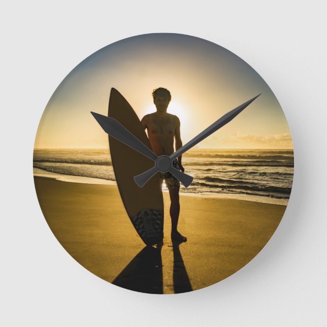 Relógio Redondo Silhueta de surfe durante o nascer do sol (Frente)