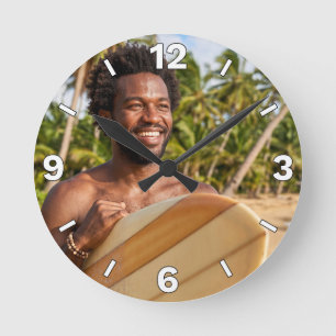 Relógio Redondo Smiling Surfer Beach Vacation Decor