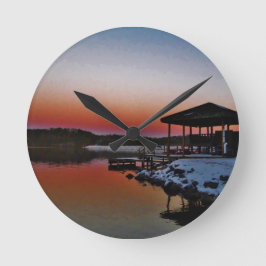 Relógio Redondo Snowy Sunset no cais do lago de Arrohead
