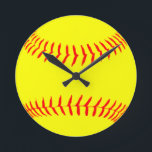 Relógio Redondo Softball personalizado<br><div class="desc">Design de Softball Personalizado... t-shirts e presentes podem ser personalizados adicionando texto ao design ou vestido como mostrado!</div>